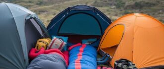 Туристическое снаряжение: палатки, спальные мешки — как выбрать и не прогадать